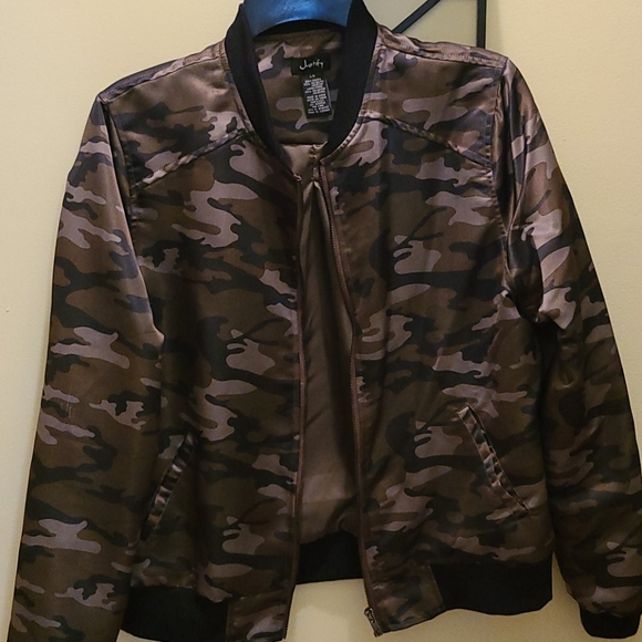 Justify Lightweight Camouflage Jacket - Picture 1 of 11